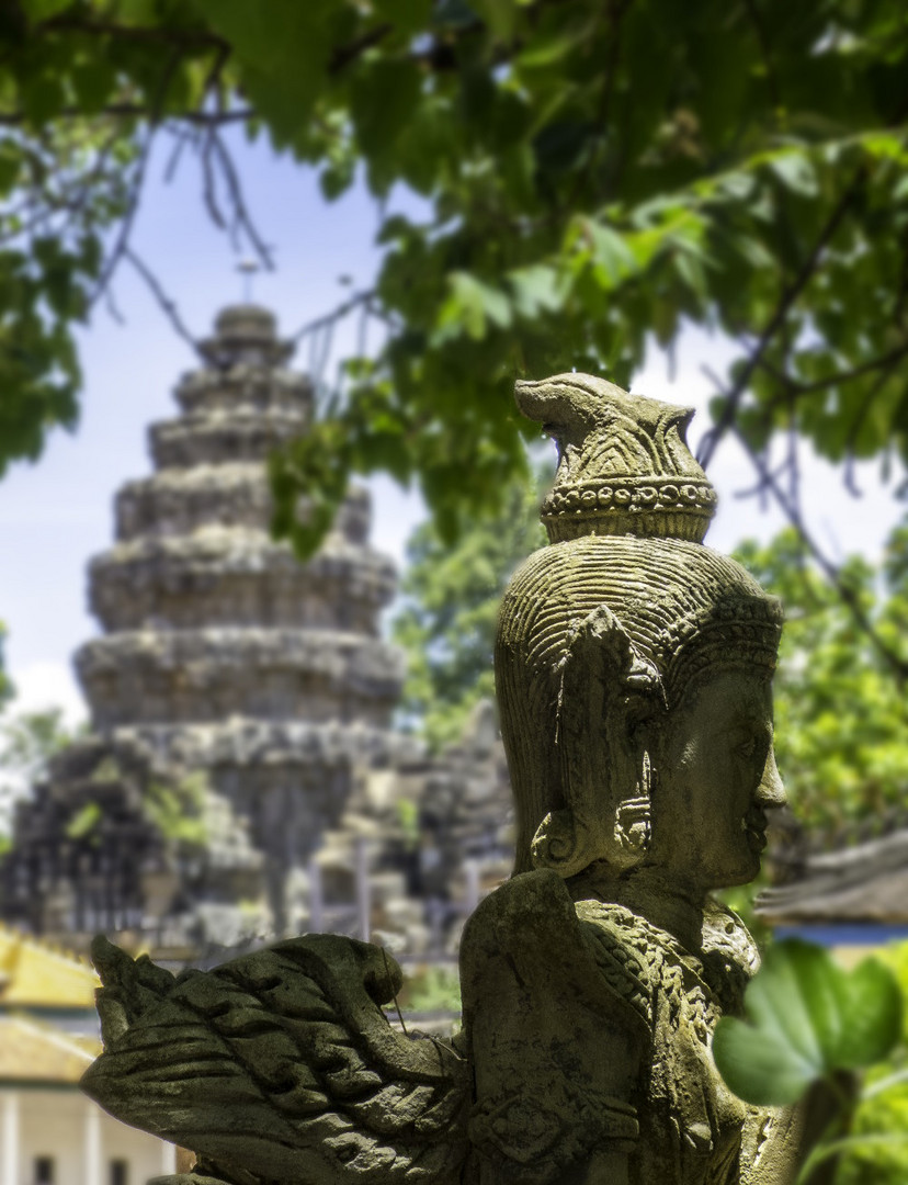 Buddha vor altem Tempel