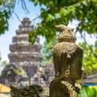 Buddha vor altem Tempel