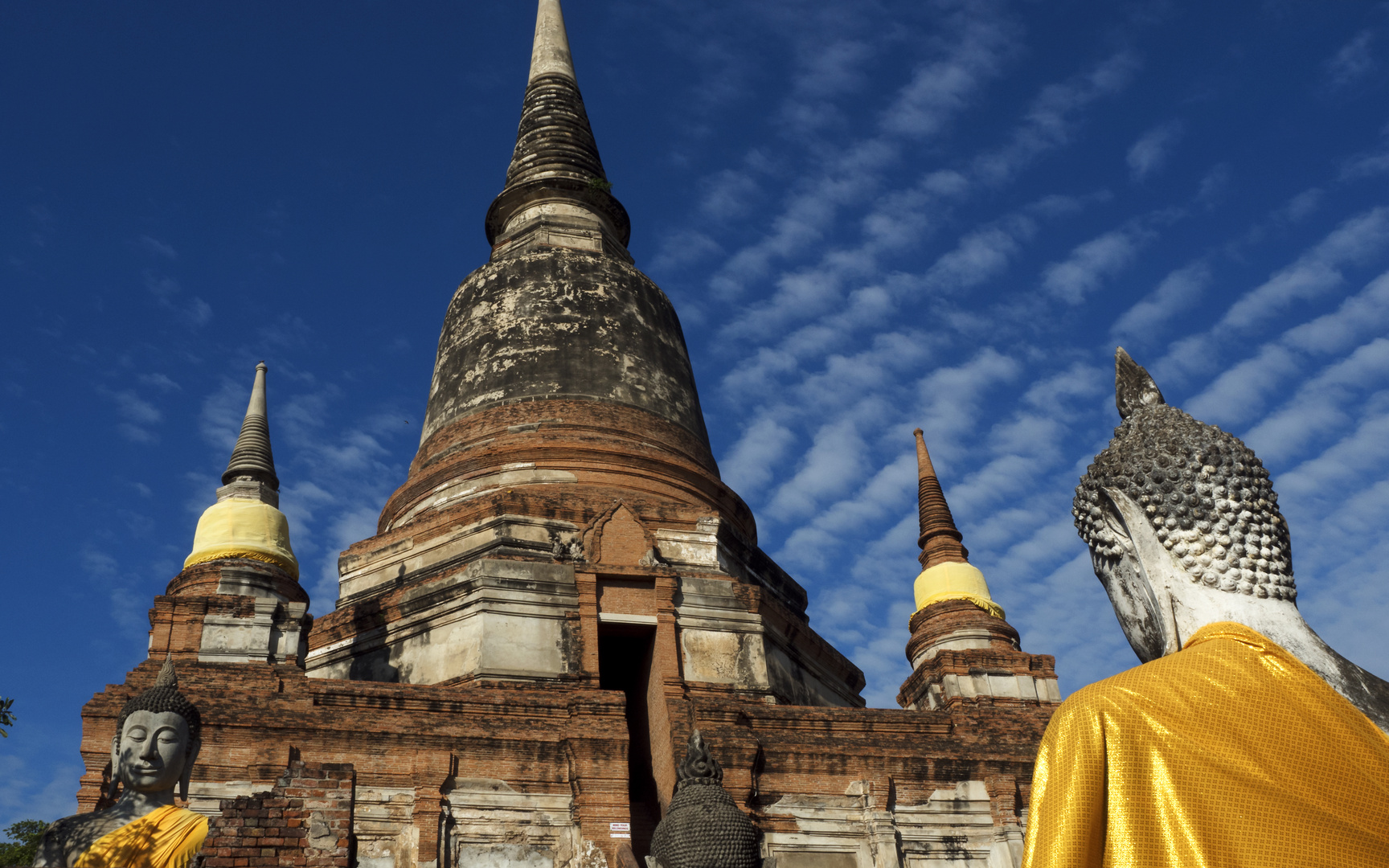 Buddha vor Tempel