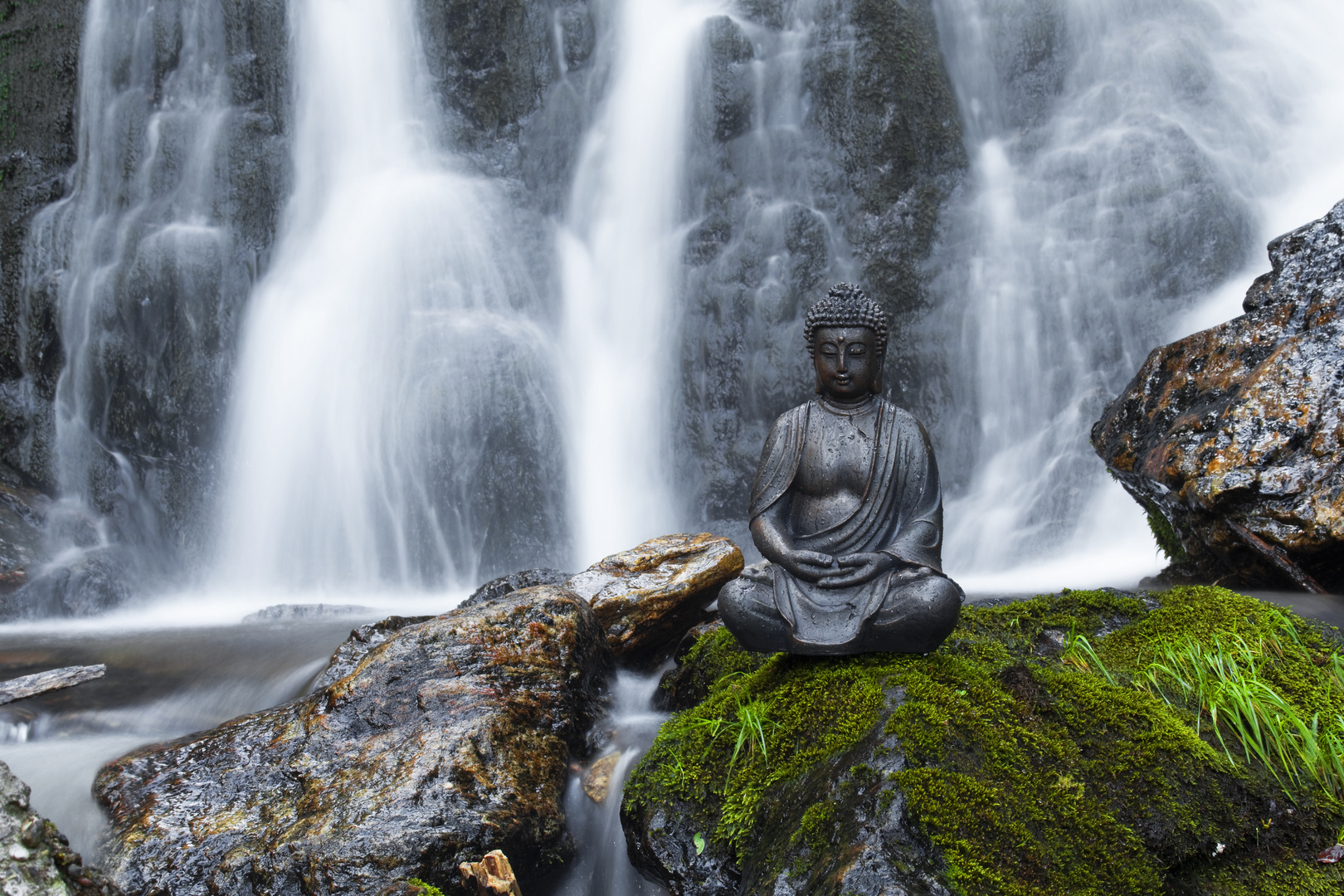 Buddha vor Wasserfall