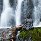 Buddha vor Wasserfall