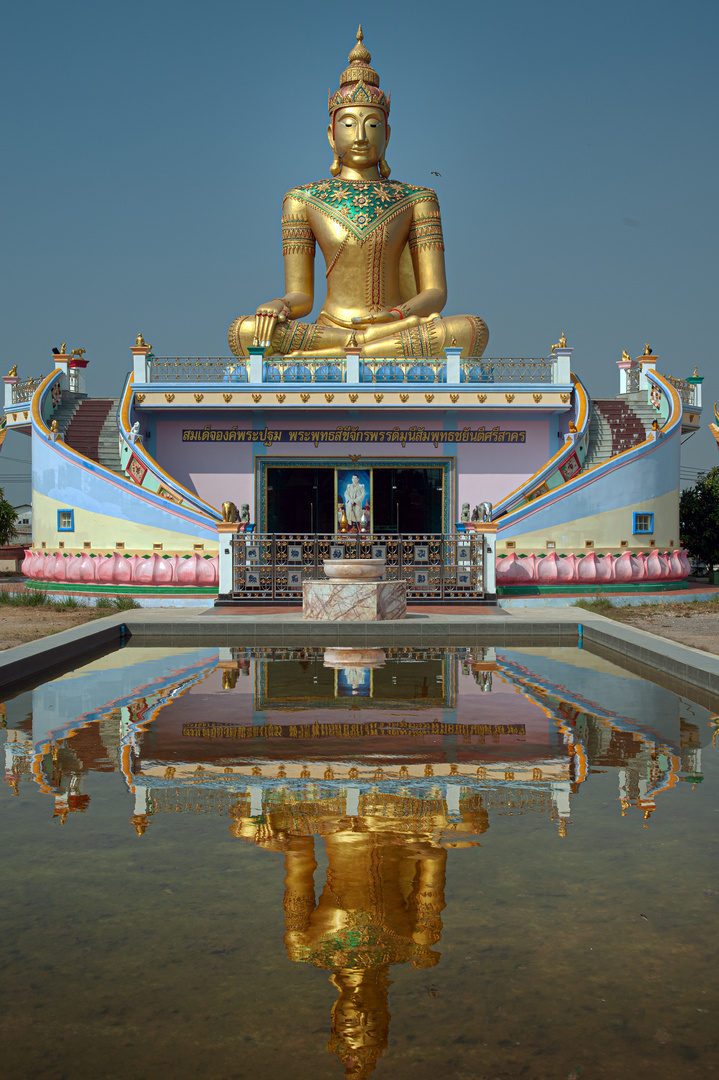 Buddha watching in Wat Laem Suwannaram