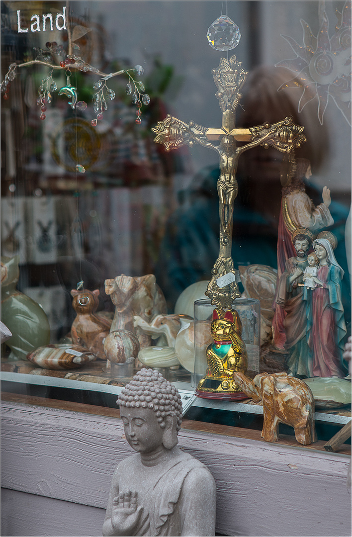 Buddha, Winkekatze,Christus und die fremde Frau.