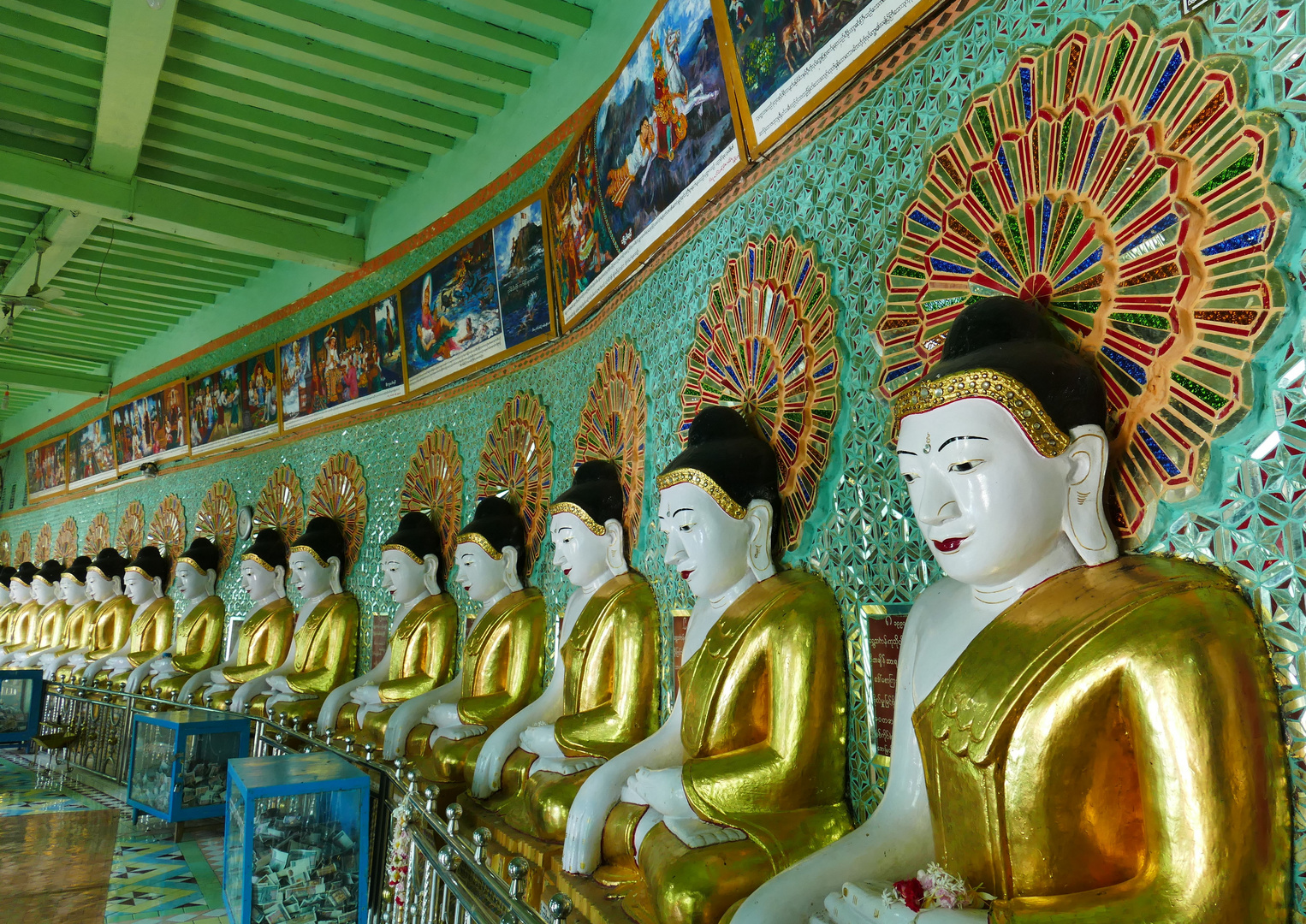 ...Buddhafiguren in der U Min Thonze Pagode...