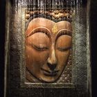 Buddhagesicht hinter einer Wasserwand