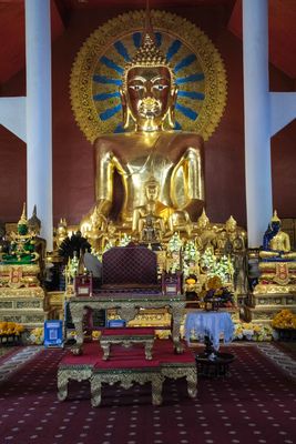 ...Buddha`s im Wat Phra Sing Tempel...