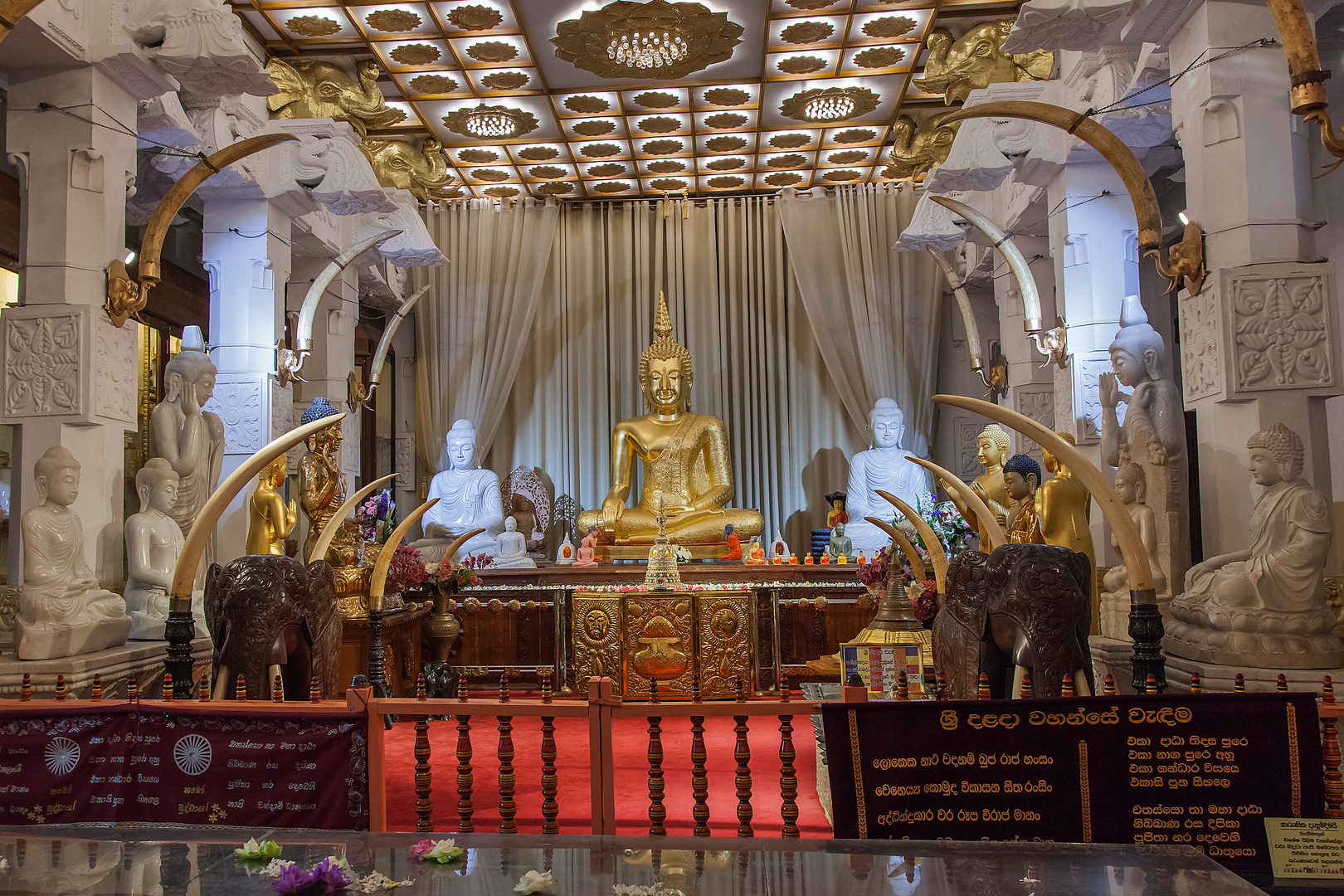 Buddhas im Zahntempel von Kandy