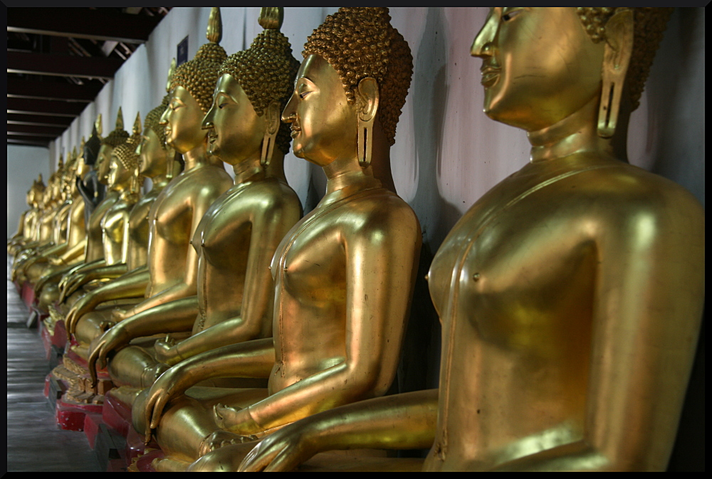 Buddhas in einer Reihe