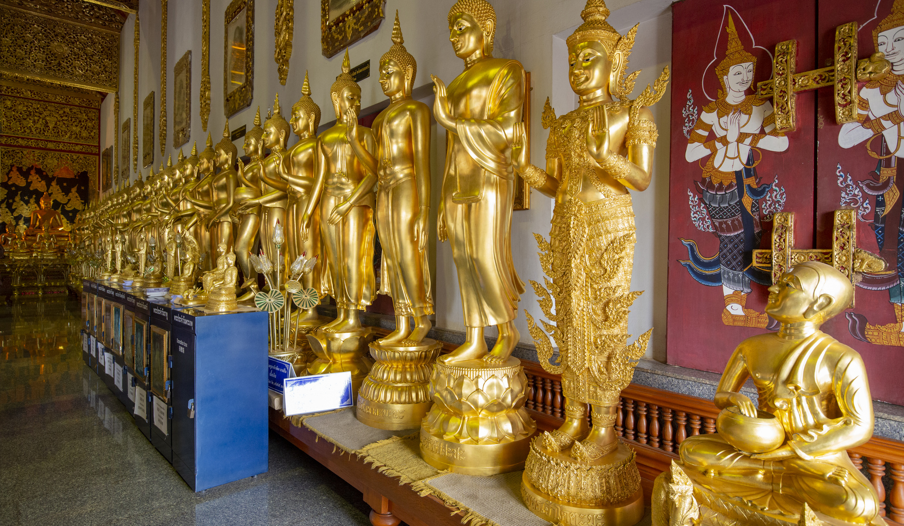 Buddhas in Reih und Glied