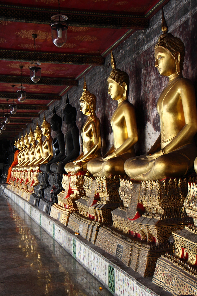 Buddhas in Reihe