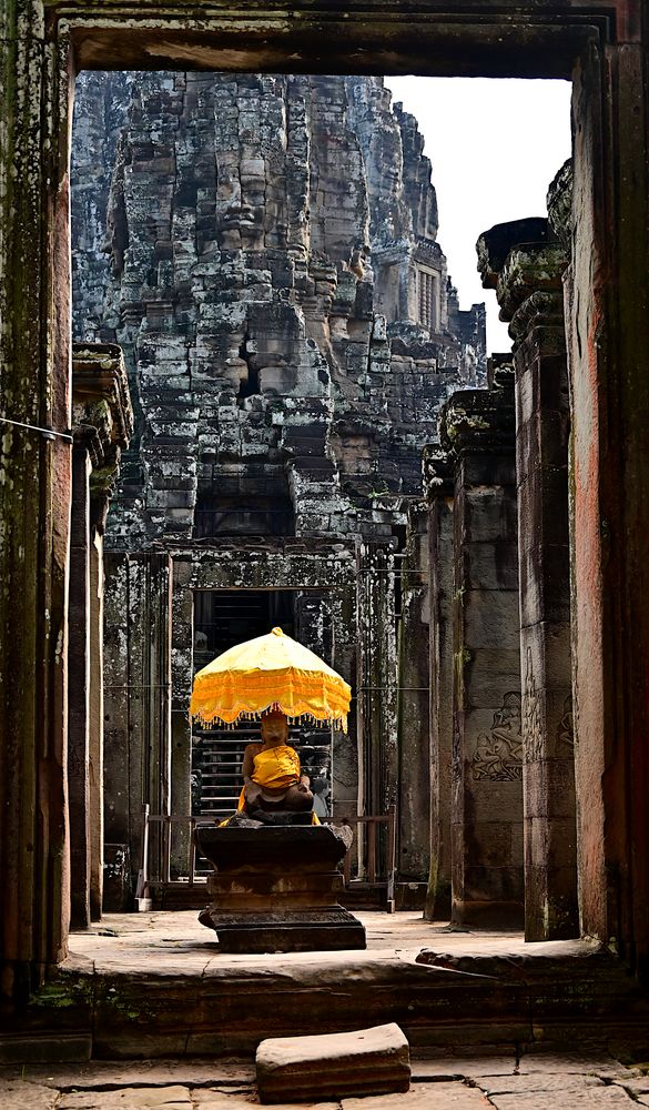 Buddhastatue im Eingang des Bayon