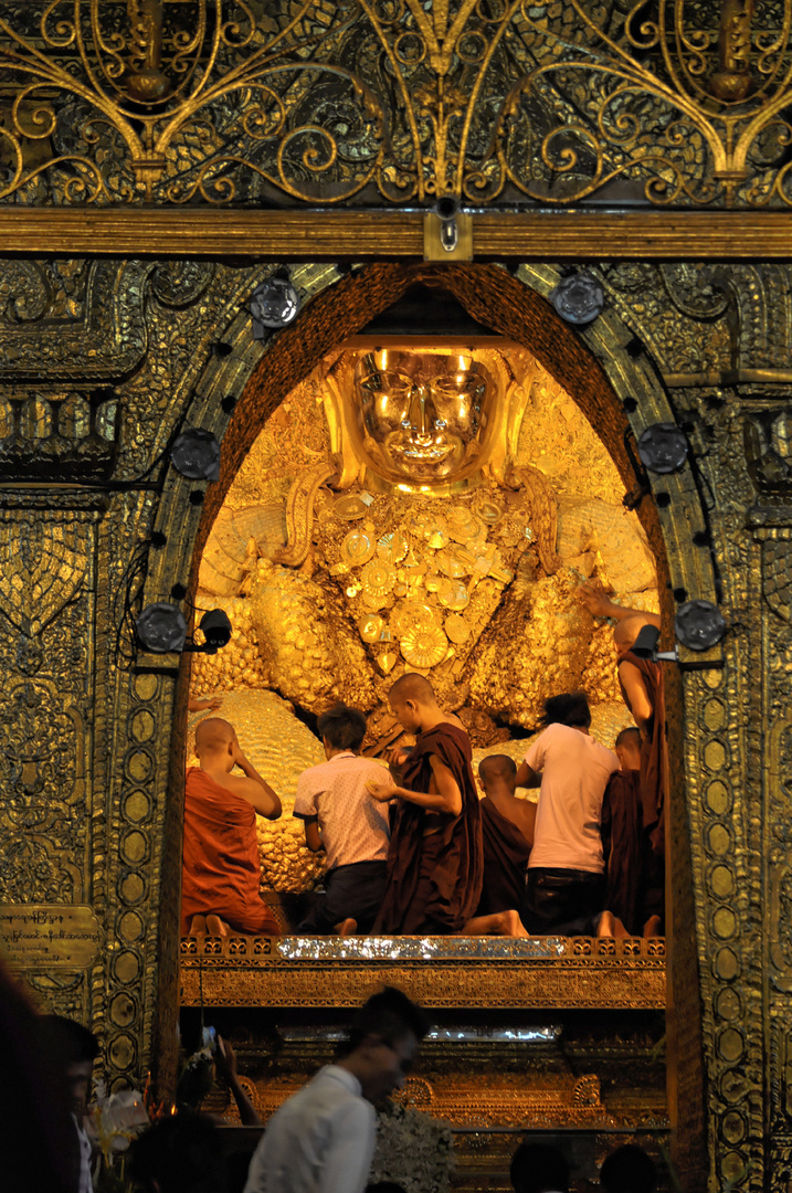 Buddhastatue in der Mahamuni Pagode