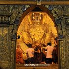 Buddhastatue in der Mahamuni Pagode