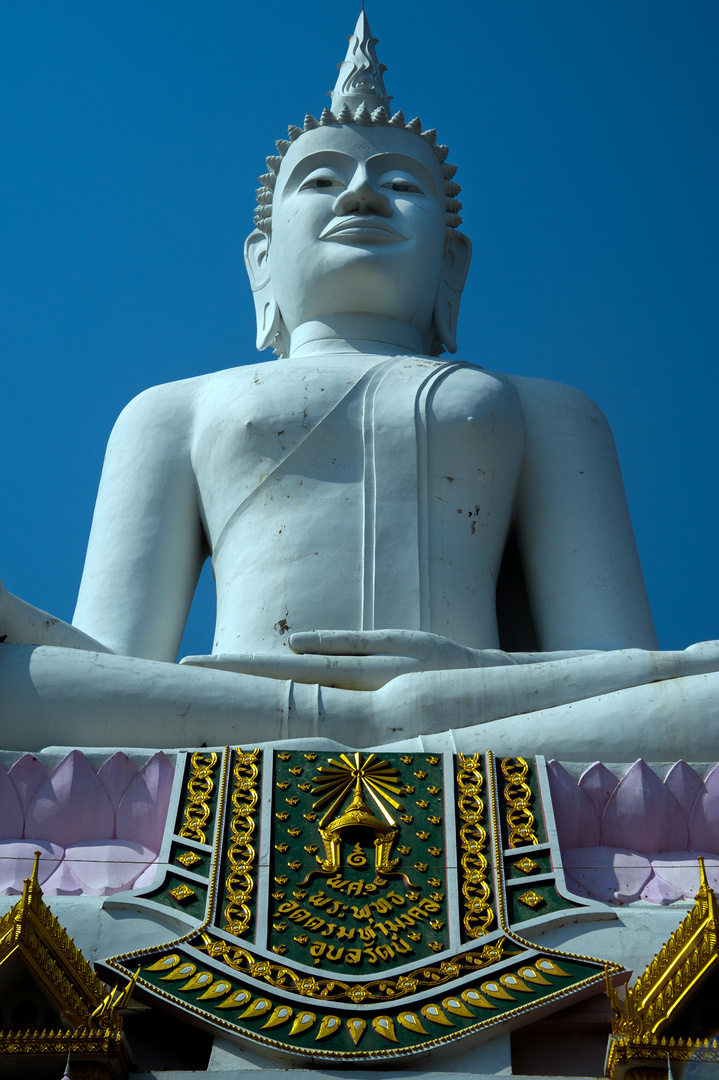 Buddhastatue in Ubonrat Komplex