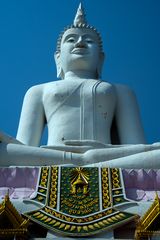 Buddhastatue in Ubonrat Komplex