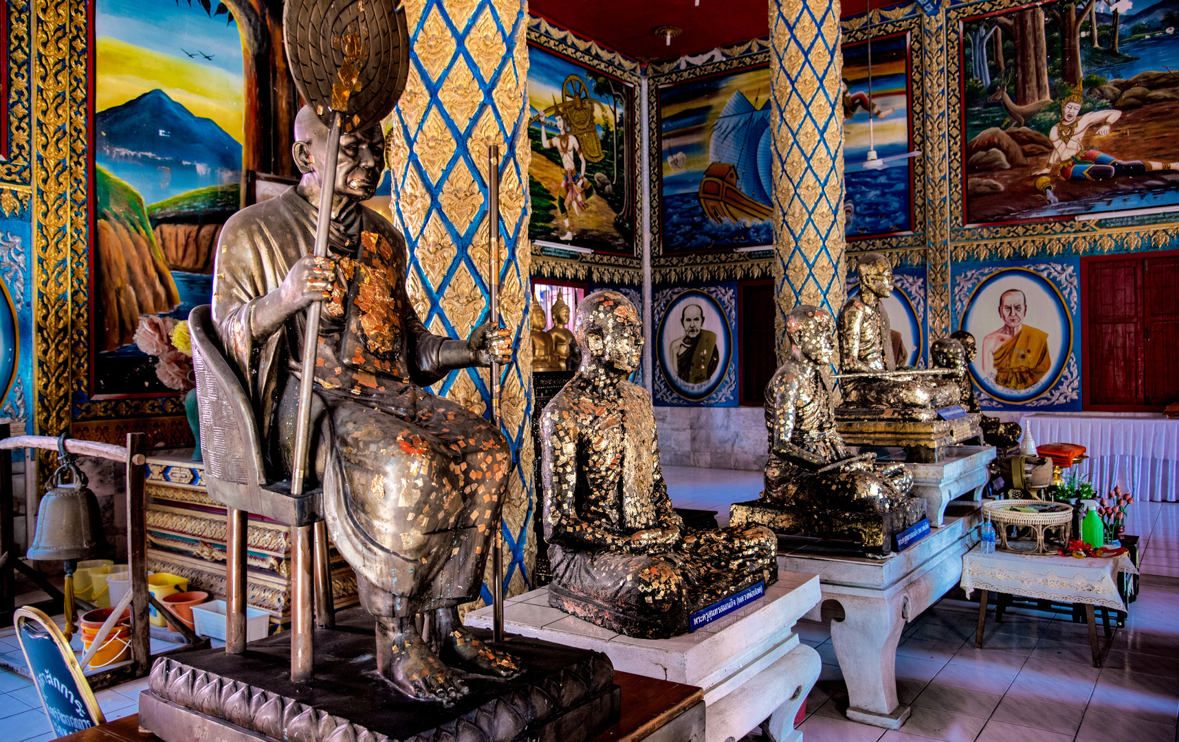 BUDDHASTATUEN WERDEN MIT GOLDPLÄTTCHEN BEKLEBT WAT PHRA NAG  SANG