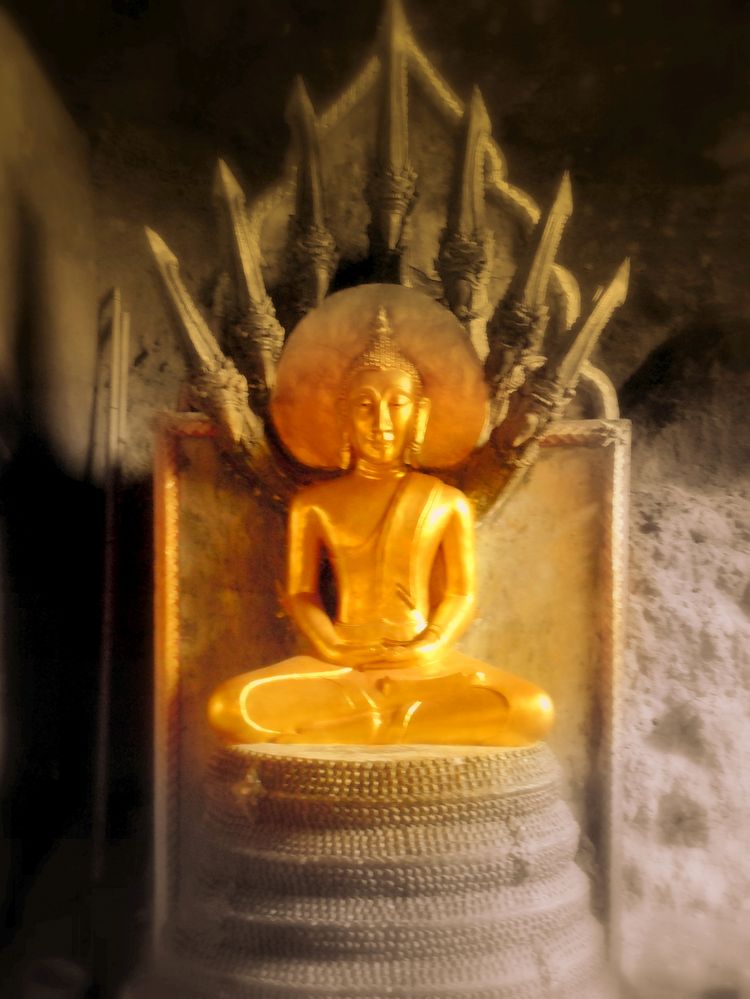 Buddhastatur in der Affenhöhle