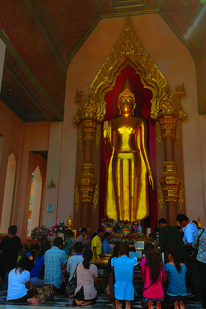 Buddhist believers at Phra Pathom
