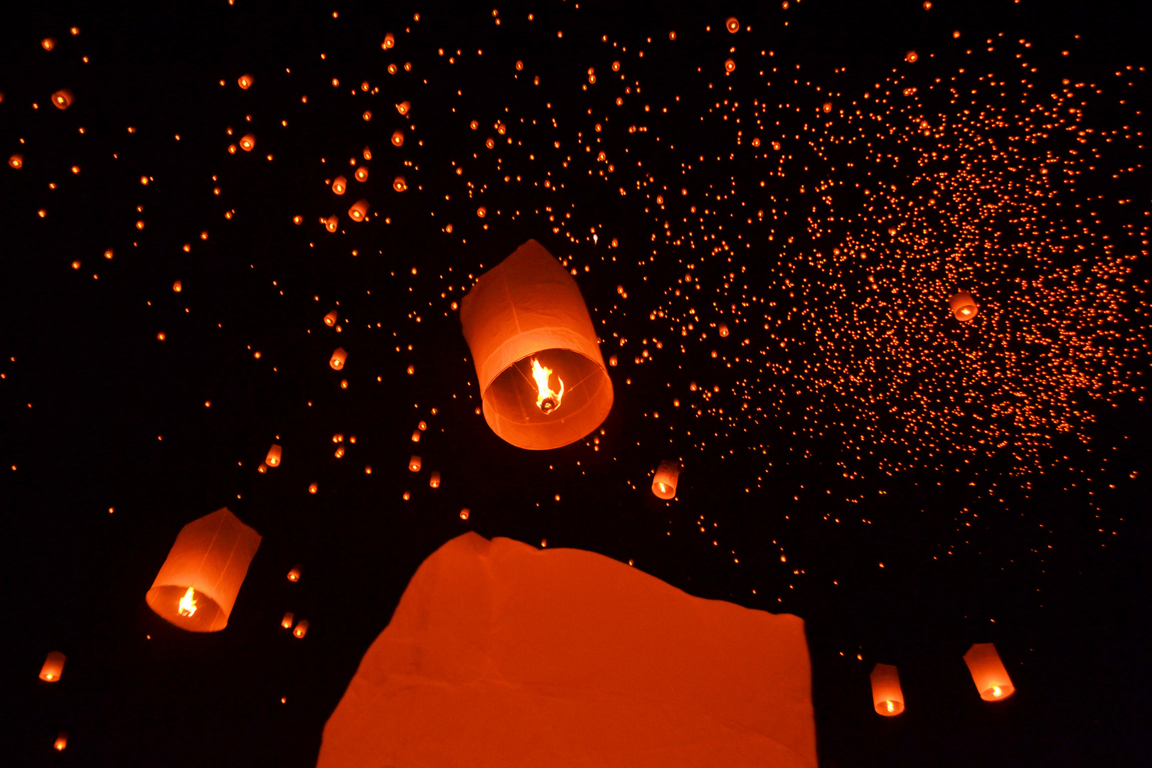 Buddhistische Himmelslaternen beim Lichterfestival Yee Peng