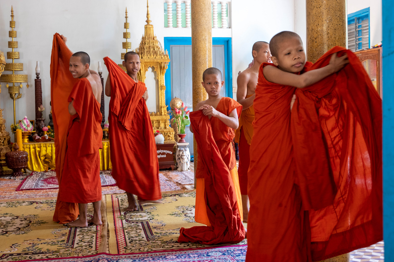 Buddhistische Mönche beim Ankleiden Siem Reap Kambodscha