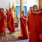 Buddhistische Mönche beim Ankleiden Siem Reap Kambodscha