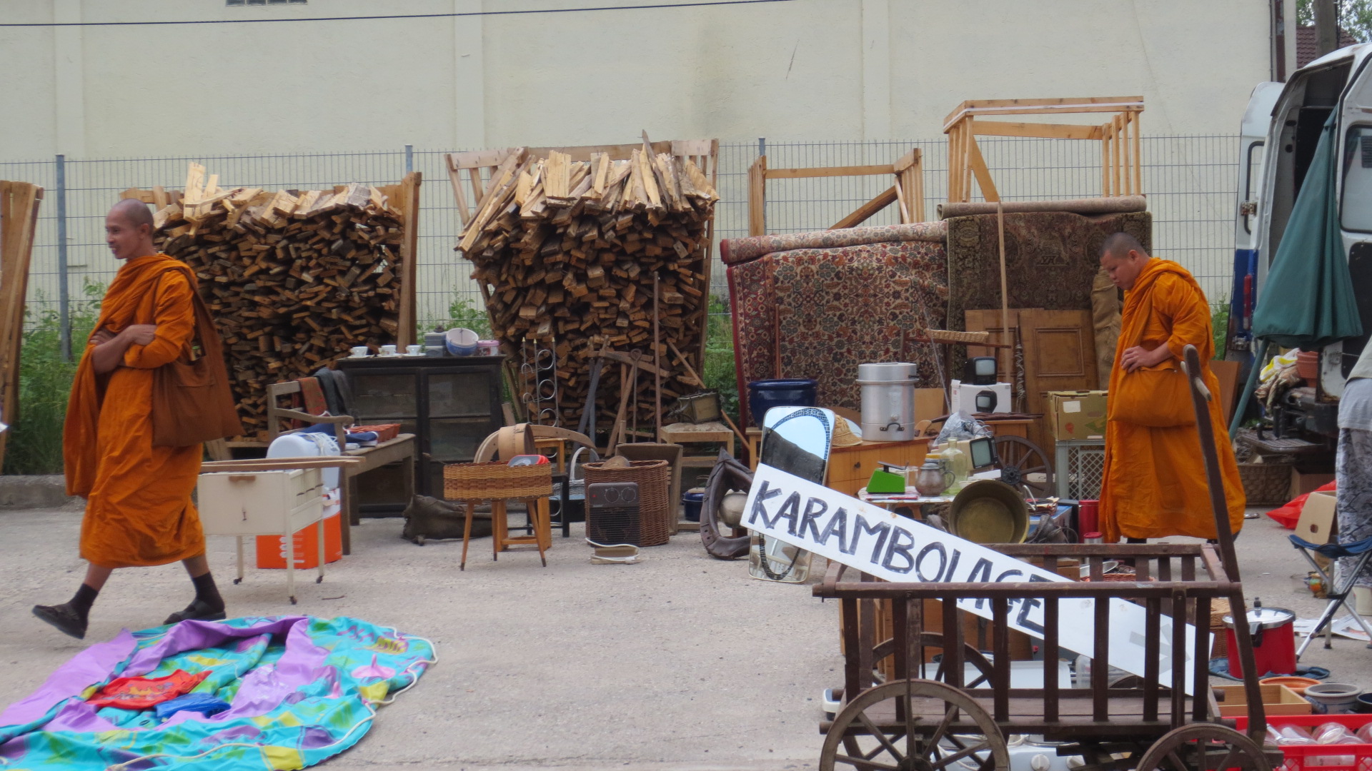 Buddhistische Mönche beim Gang über einen Trödelmarkt