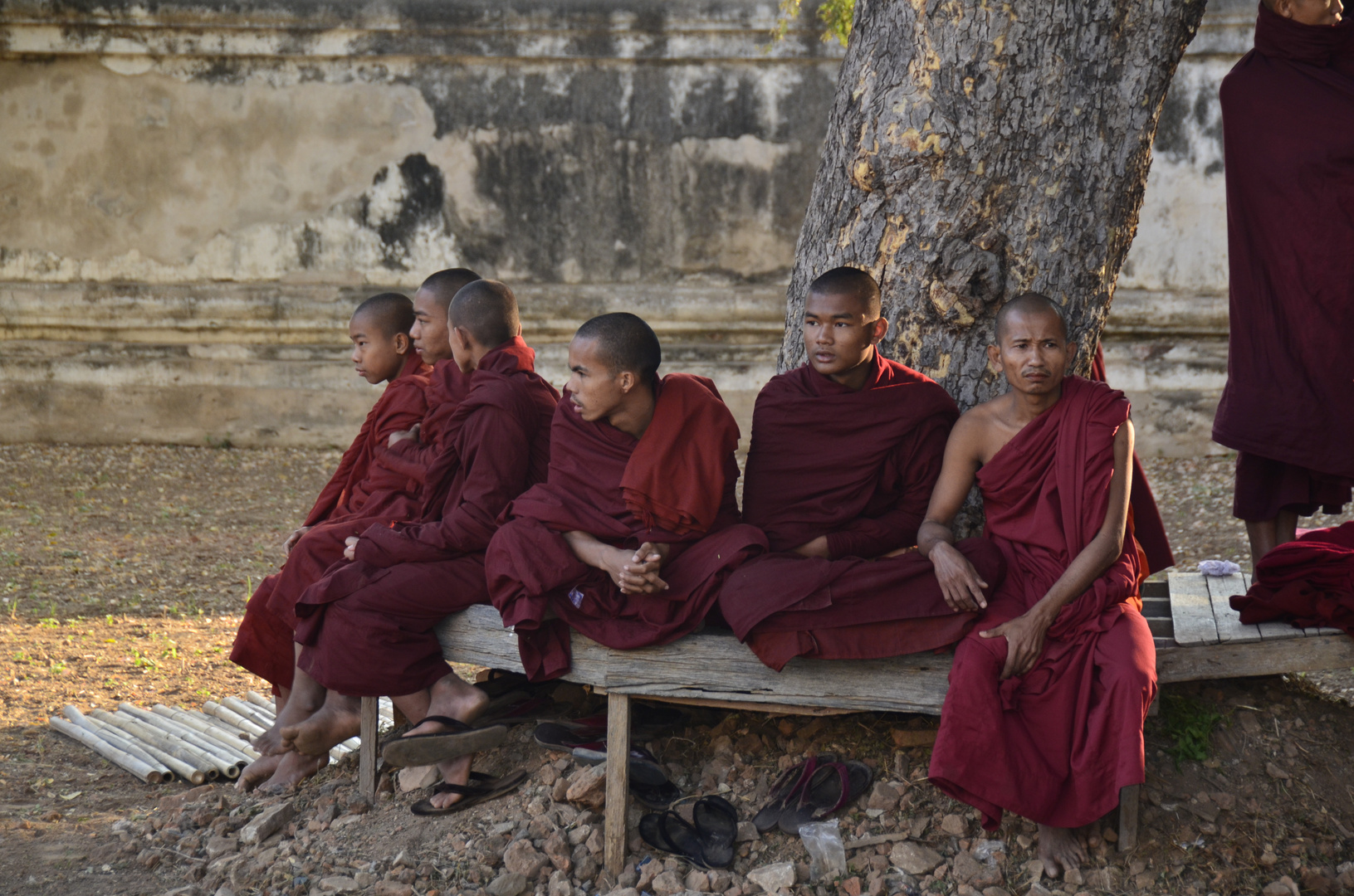 Buddhistische Mönche im Hof des Ananda-Tempels