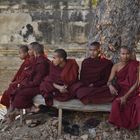 Buddhistische Mönche im Hof des Ananda-Tempels