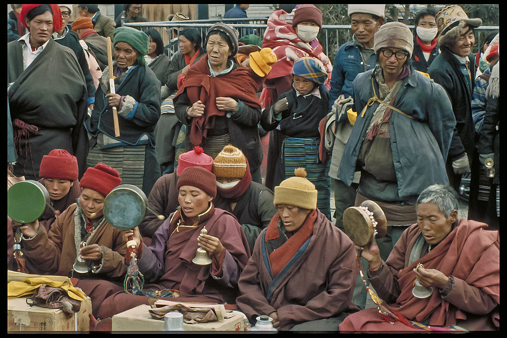 Buddhistische Nonnen beim Beten auf der Straße 1991