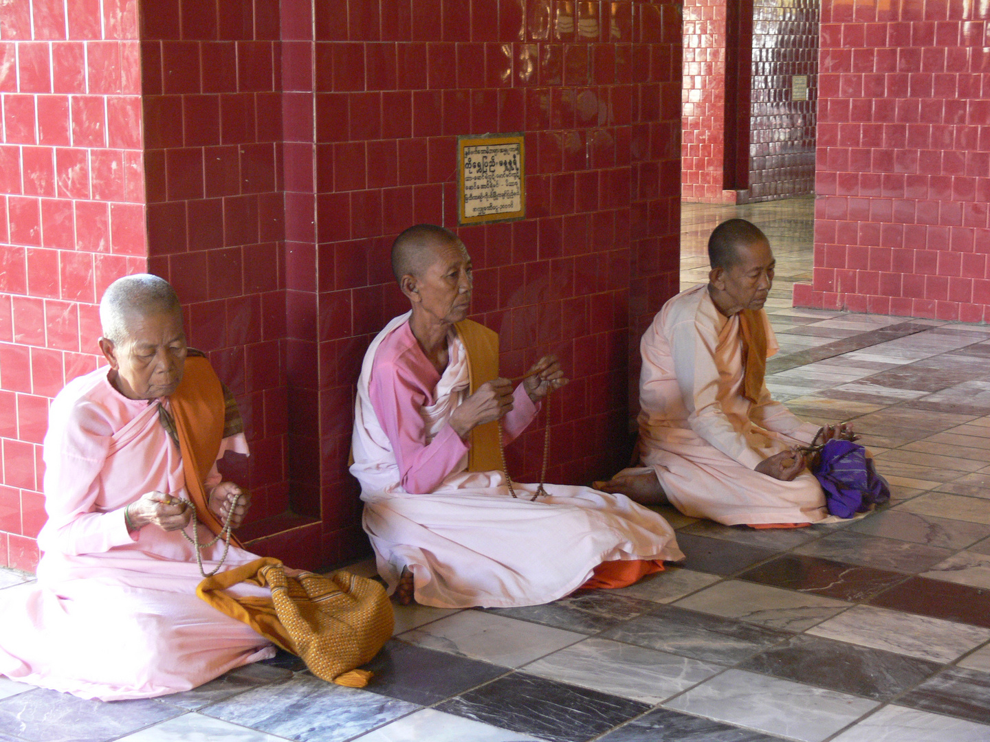 Buddhistische Nonnen im Gebet