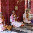Buddhistische Nonnen im Gebet
