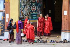 Buddhistische Nonnen, Mönche und Gläubige...