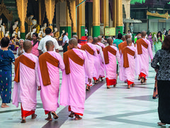 Buddhistische Nonnen nach der gemeinsamen Andacht