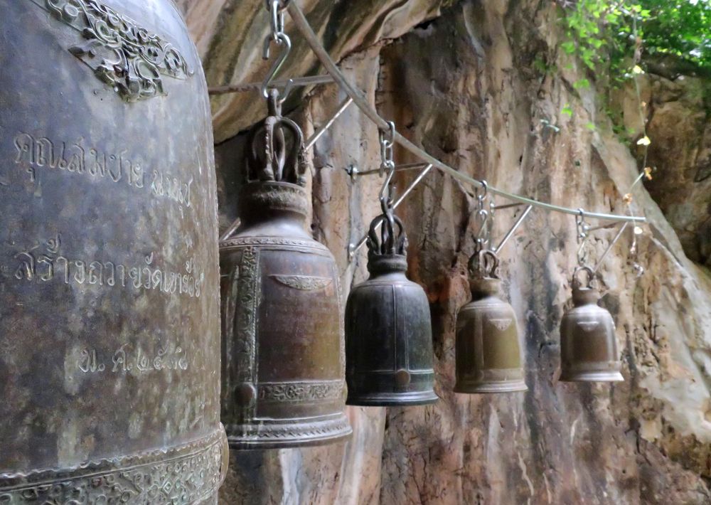 Buddhistischen Gebetsglocken in einer Höhle