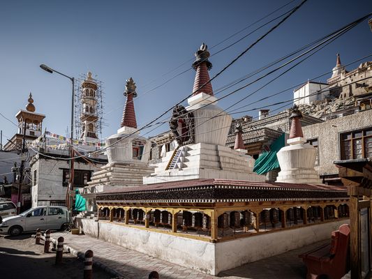 Buddhistisches Leh - Stupas stehen überall in der Stadt