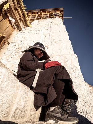 Buddhistisches Leh - Tibeterin auf den obersten Stufen des Tempels