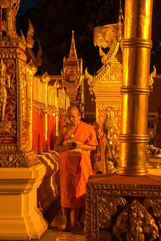 Buddhistsicher Mönch bei Abendprozession