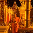 Buddhistsicher Mönch bei Abendprozession