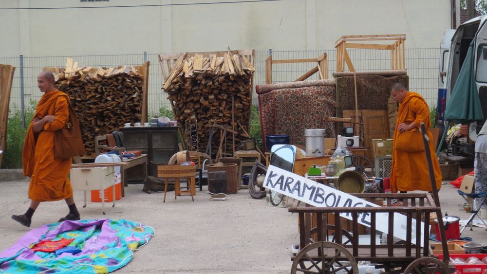 Buddistische Mönche auf einem Deutschen Tröddelmarkt