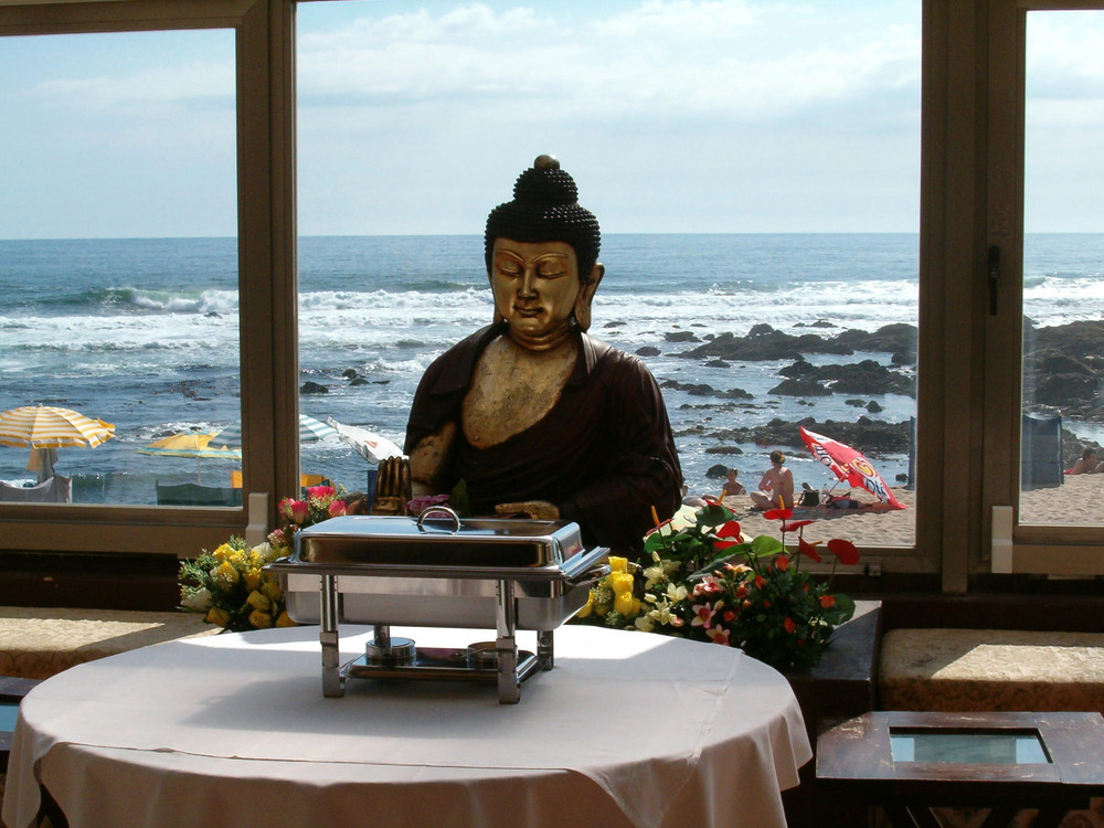 Budha esperando la cena