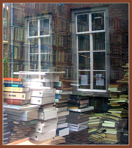Bücher im Spiegel der Straße
