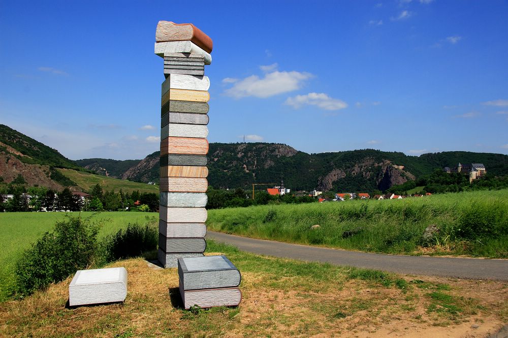 Bücher in Stein