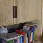 Bücher und kaputter Schrank