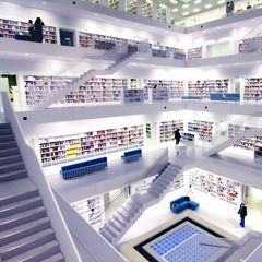 Bücher und Treppen