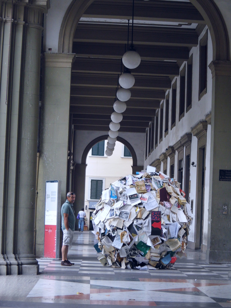 Bücherkugel in Arezzo, Toskana