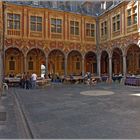 Büchermarkt auf dem Hof der 'Alten Bourse' in Lille.