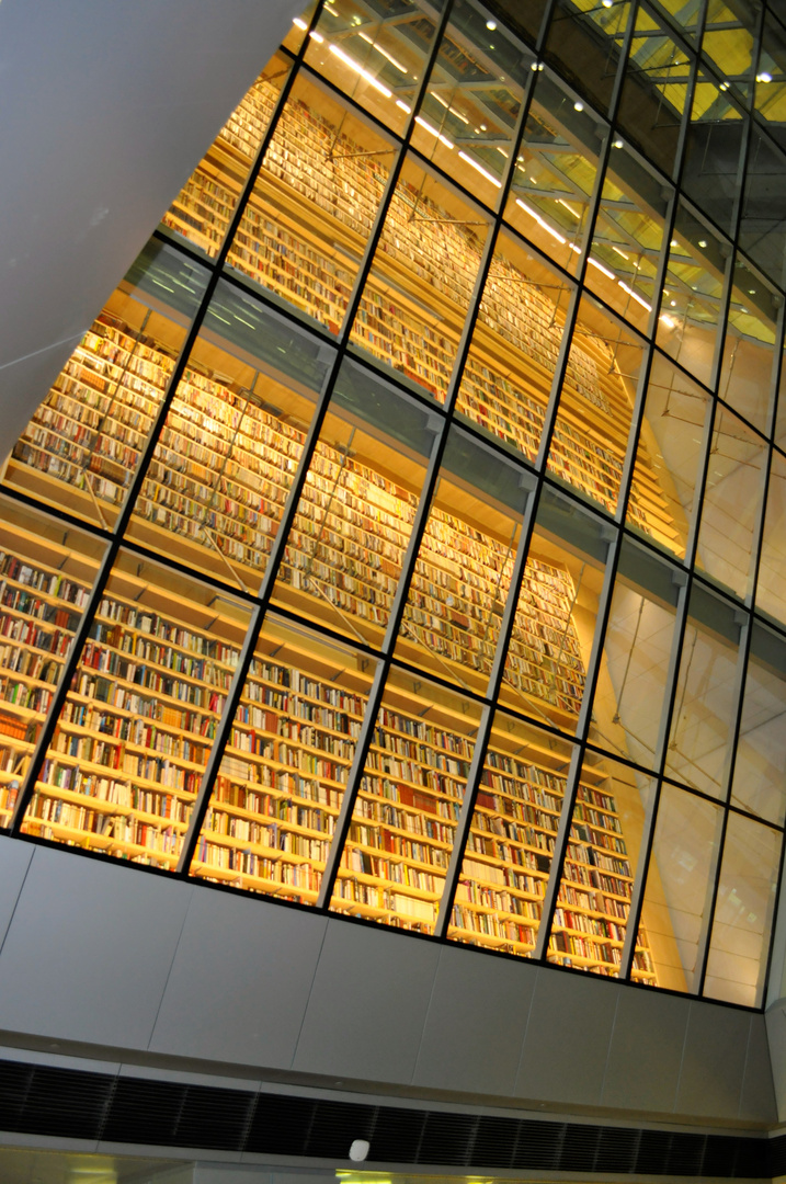 Bücherwand in der Bibliothek