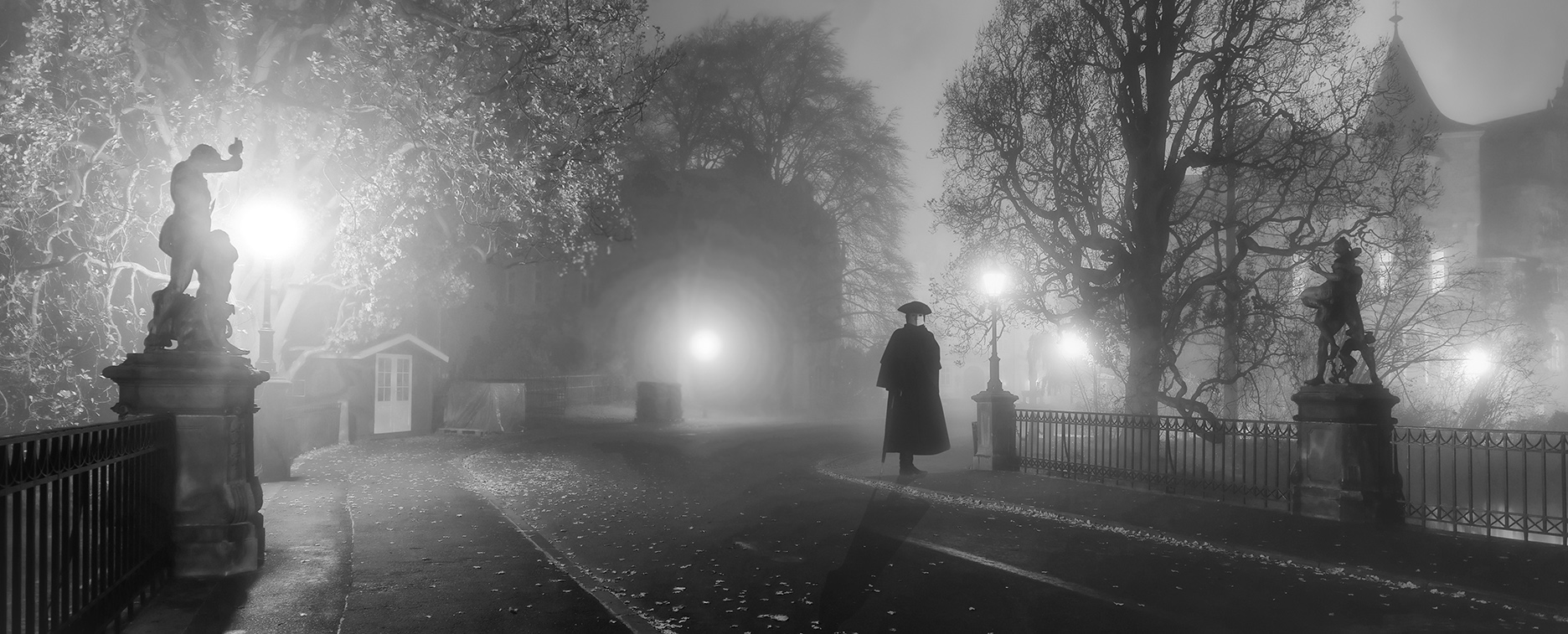 Bückeburg Schlossbrücke  im Nebel mit geheimnisvollen Maskenmann sw