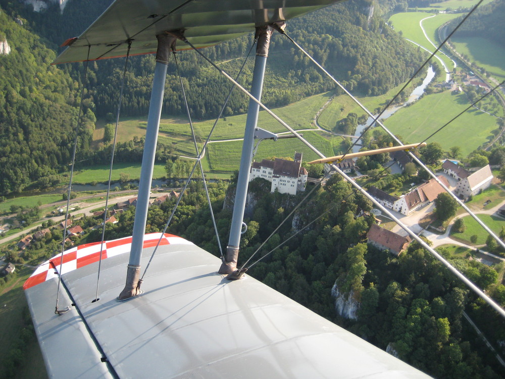 Bücker Jungmann über dem Donautal bei Schloß Werenwag