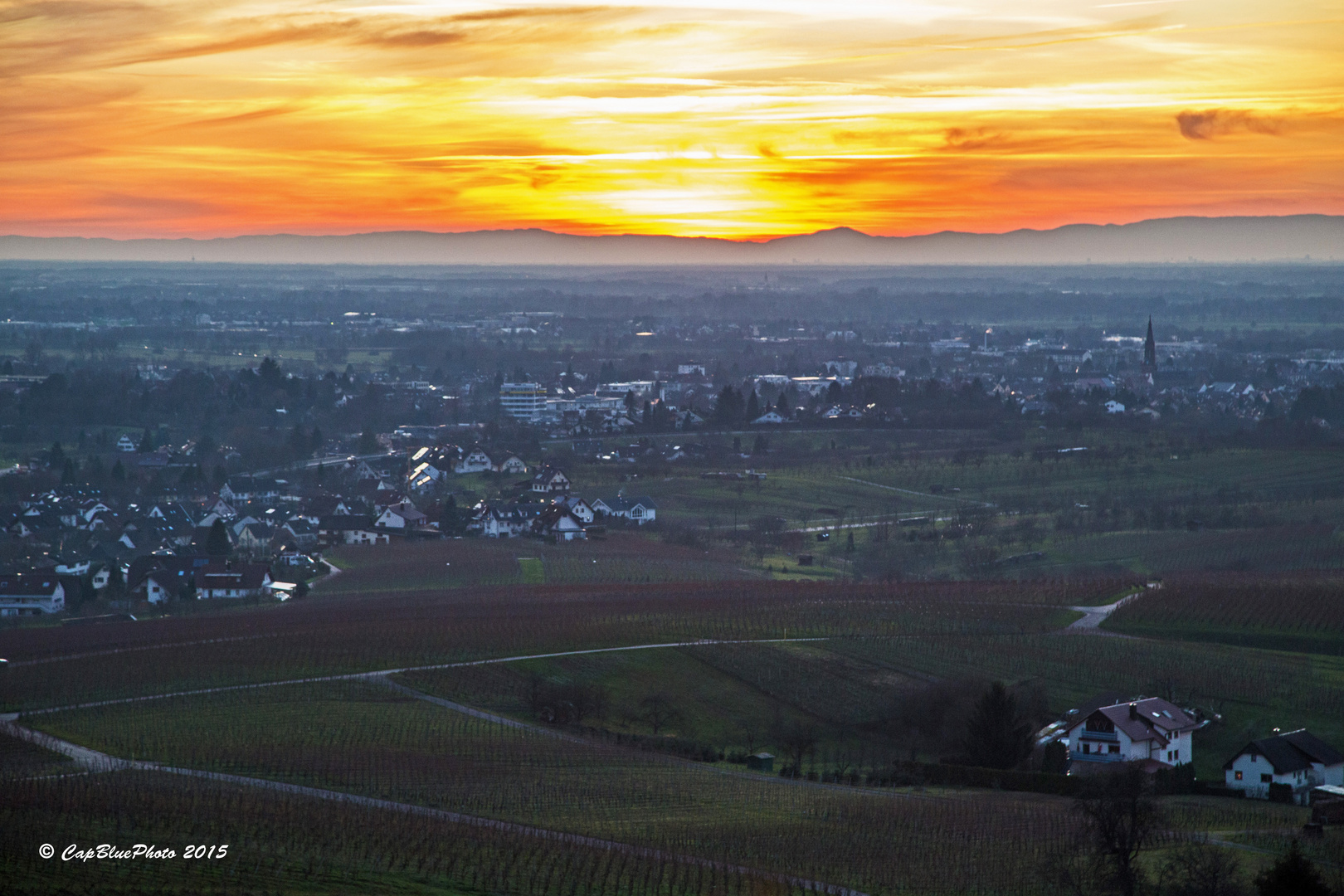 Bühl im Sonnenuntergang mit Blick auf die Vogesen